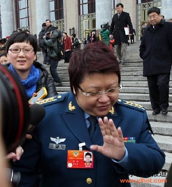 张艺谋、韩红两会认真听报告 杨澜微博发表提案