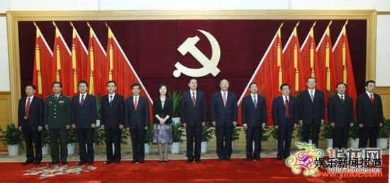 6月22日下午,中共中央政治局委员、国务院副总理、重庆市委书记张德江率领新当选的第四届市委常委同采访市第四次党代会的中外媒体记者亲切见面。记者李靖摄 6月22日下午,中共中央政治局委员、国务院副总理、重庆市委书记张德江率领新当选的第四届市委常委同采访市第四次党代会的中外媒体记者亲切见面。记者李靖摄